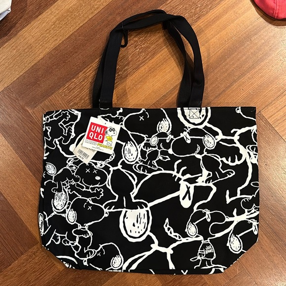 Brand new Uniqlo x Kaws bag - Picture 1 of 1